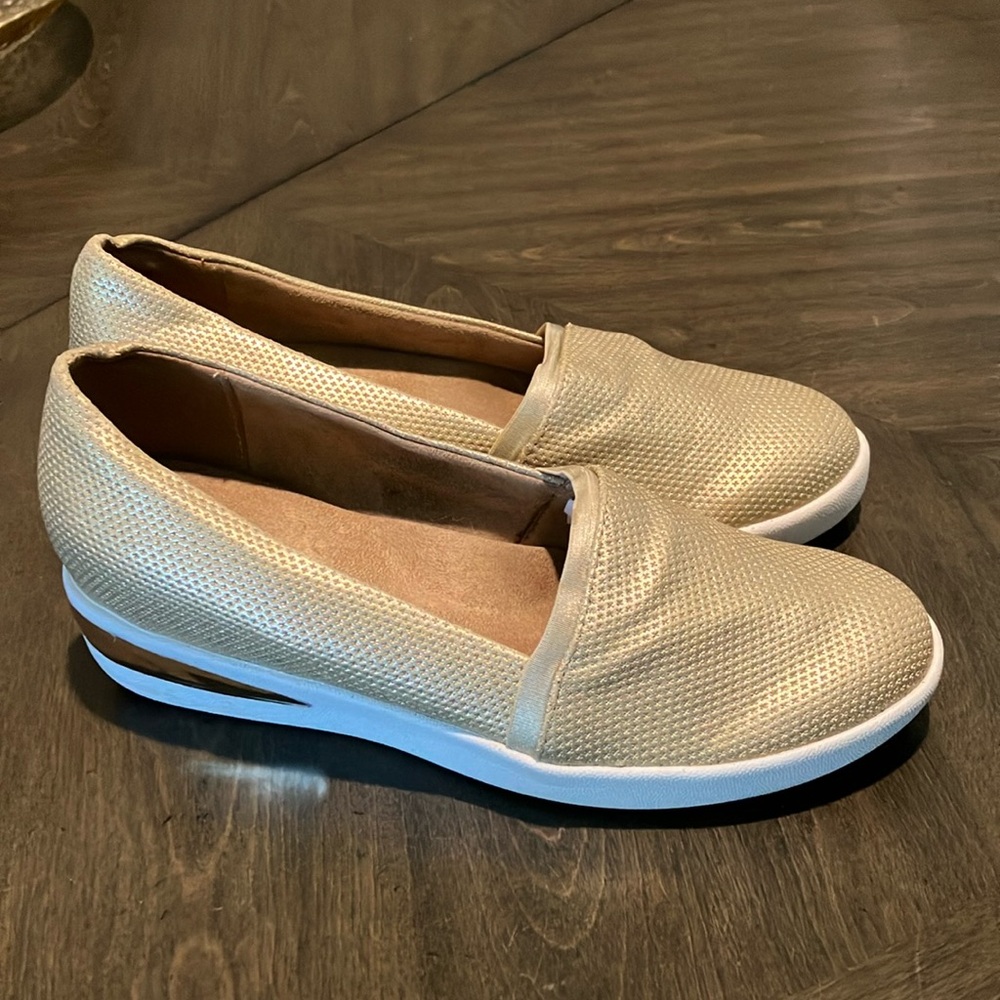 SZ 9 KENNETH COLE GOLD & WHITE TEXTILE FAY SNEAKER - Picture 1 of 6
